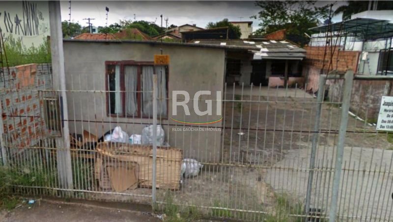 exceletne Terrneno,  medindo 10 x 30, com casa que pode ser transformada em loja. 
tima localizao, ao lado do posto, junto a Avenida Sertrio. 