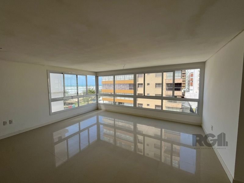 Apartamento com 300m², 6 dormitórios, 5 suítes, 4 vagas no bairro Centro em Capão da Canoa para Comprar