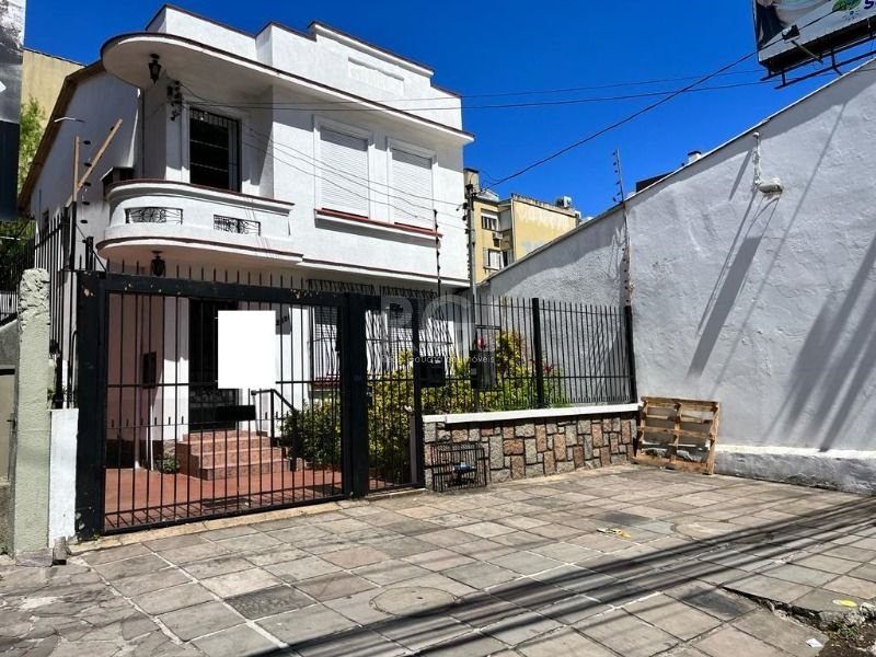 Sobrado com 160m², 3 dormitórios, 1 suíte no bairro Floresta em Porto Alegre para Comprar