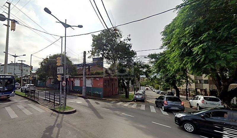 Terreno com 349m² no bairro Passo da Areia em Porto Alegre para Comprar