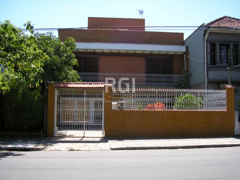 Casa com 524m², 5 dormitórios, 1 suíte, 6 vagas no bairro Medianeira em Porto Alegre para Comprar